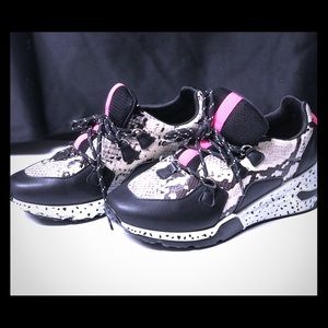 Madden girl black Akima platform sneakers